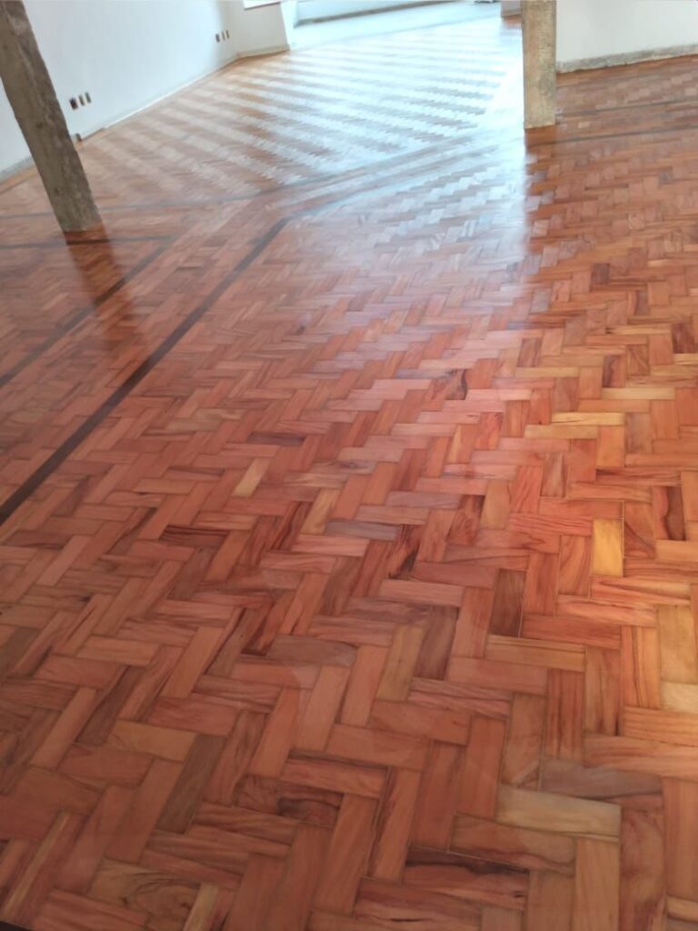 Piso de madeira restaurado em São Paulo