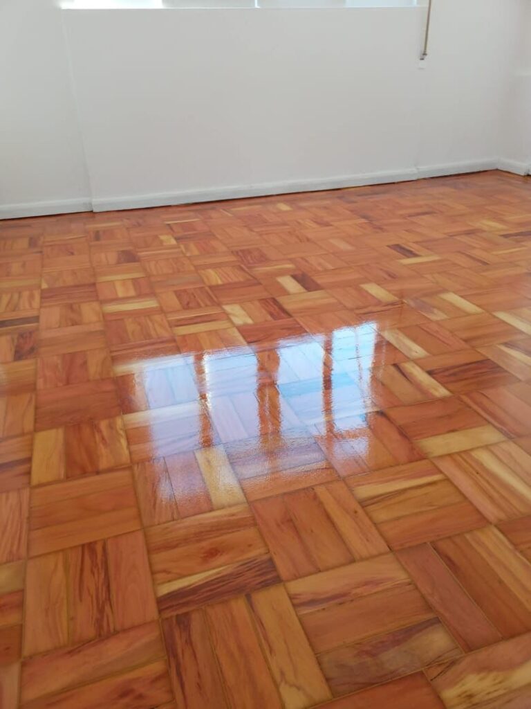 Piso de madeira restaurado em São Paulo